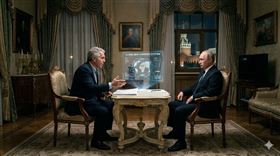 艾普斯坦在2013年美俄關係緊張之際，曾試圖透過非官方管道直接向俄羅斯總統普丁獻策，提議廢棄現有的科技發展模式，轉而引領一套足以顛覆西方金融秩序的全球新貨幣系統。（圖／GEMINI生成示意圖） 