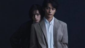 神尾楓珠（前）跟平手友梨奈宣布結婚。（圖／翻攝自IG）