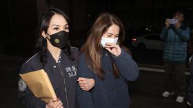 高金素梅涉詐領助理費等案 移送北檢（2）北檢偵辦無黨籍立委高金素梅疑涉詐領助理費等案，10日指揮調查局國安站兵分30路搜索，並約談高金素梅等18人說明。11日凌晨12時50分左右高金素梅（右）在調查局人員陪同下移送北檢。中央社記者張新偉攝 115年2月11日