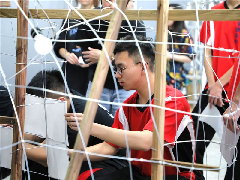 2026台灣燈會「青森睡魔抵嘉」，翁縣長與小朋友體驗製作巨型紙燈籠。（圖／嘉義縣政府提供）