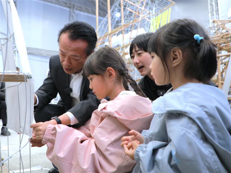 2026台灣燈會「青森睡魔抵嘉」，翁縣長與小朋友體驗製作巨型紙燈籠。（圖／嘉義縣政府提供）