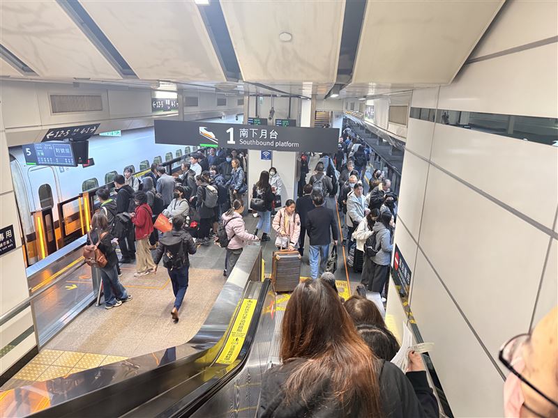 台灣民眾近年對高鐵黏著度越來越高，平日一早也有不少人正在等待。（圖／記者李育道攝影）