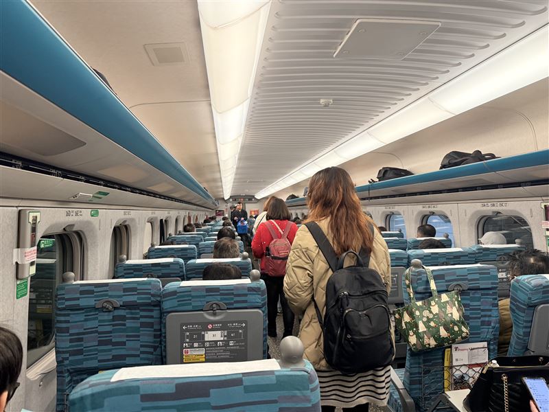 搶不到高鐵票，春節期間規劃搭乘自由座就怕排1個小時的隊伍還搭不到。（圖／記者李育道攝影）