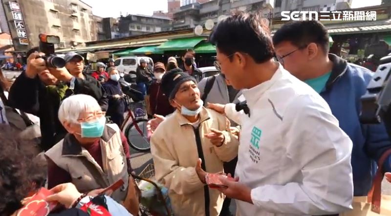 黃國昌前往新店仁愛市場及建國市場拜年，一名阿伯拉住詢問「假如你選上，對我們市民有什麼幫助？」。（圖／翻攝畫面）