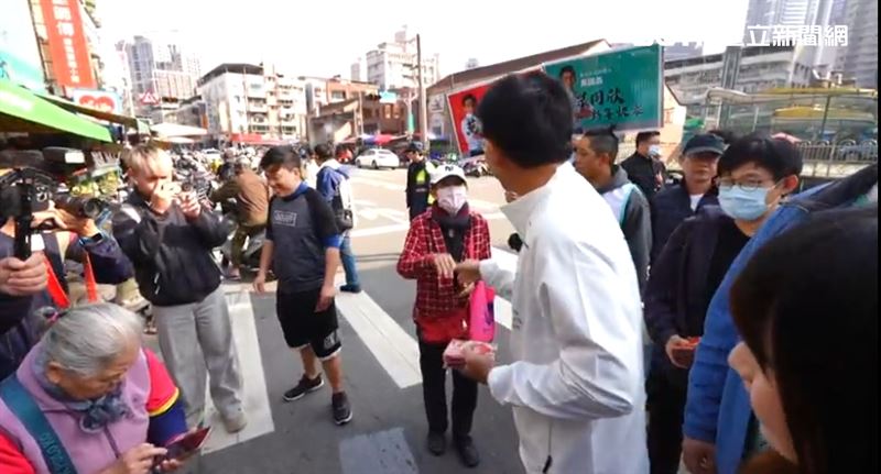 還有一名婦人見到黃國昌直呼「好稀奇」。（圖／翻攝畫面）