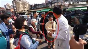 黃國昌今（11日）前往新店仁愛市場及建國市場拜年，一名阿伯拉住詢問「假如你選上，對我們市民有什麼幫助？」。（圖／翻攝畫面）
