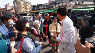 掃街被路人阿伯問「這題」　黃國昌秒愣住