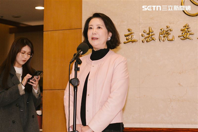 吳思瑤批評，羅智強第一時間試圖影響輿論，問「下一個要動誰？」那「國民黨下一個要護航誰？」她強調，不違法就不怕司法，更不需要操弄輿論、鬥臭司法。（圖／記者楊士誼攝影）