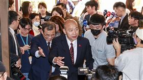 韓國瑜受訪回應高金素梅被檢調搜索無黨籍立委高金素梅疑涉詐領助理費被檢調搜索辦公室，對此，立法院長韓國瑜（中）10日上午出席活動時受訪表示尊重檢調，並再次呼籲檢調單位在執行公權力的同時，也要保有高貴的靈魂，不要當政治的打手。中央社記者鄭清元攝　115年2月10日