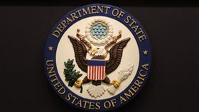 美國國務院官方徽章美國國務院10日對帛琉參議長包和康祭出制裁，因其收受賄賂，為中國政府及企業及犯罪集團宣傳與提供支持。圖為國務院官方徽章。攝於113年10月2日。 中央社記者鍾佑貞華盛頓攝 115年2月11日