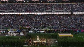 拉丁饒舌歌手壞痞兔（Bad Bunny）在第60屆超級盃的中場秀寫下收視紀錄。（圖／美聯社／達志影像）