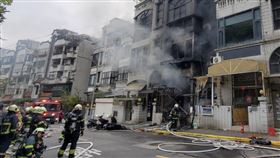 台北市東湖路113巷內民宅發生火警。（圖／翻攝畫面）