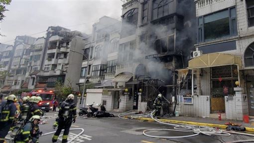 新／內湖民宅全面燃燒　警消救出受困5人