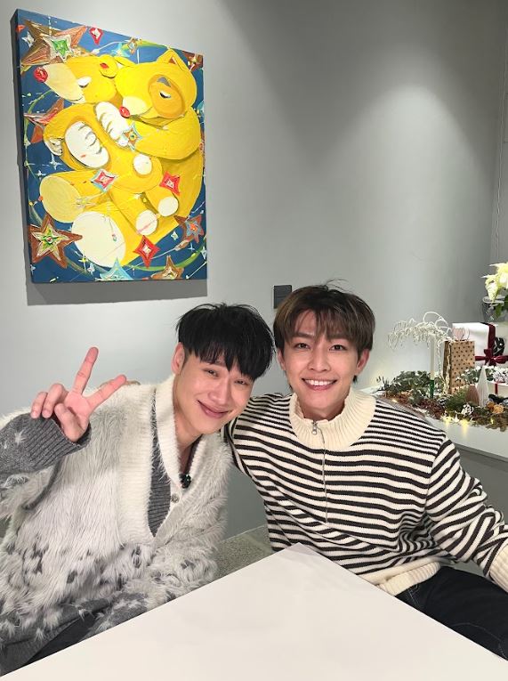 炎亞綸（右）邀小賴上節目。（圖／大浪娛樂提供）