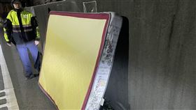 彰化，福興，回收床墊躺路中，送報男閃不過，撞飛，肋骨斷三根，(圖／翻攝畫面)