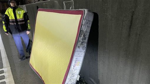 雙人床墊躺路中！送報男被撞飛肋骨斷3根