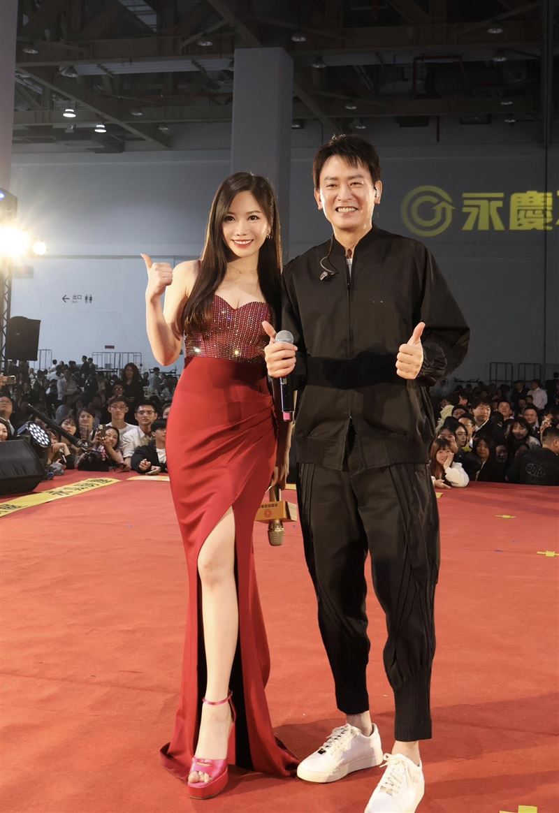 蔡尚樺主持尾牙。（圖／翻攝自蔡尚樺臉書）