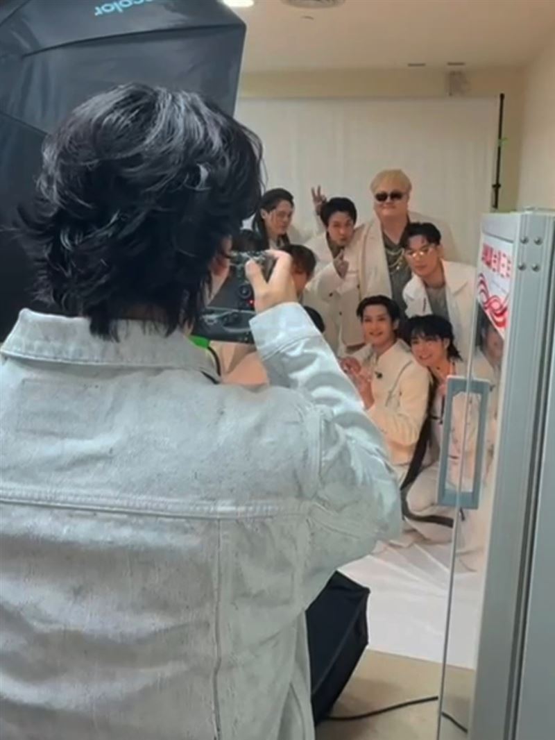 蕭煌奇化身「最強攝影師」，親自掌鏡為華納群星留下珍貴合照。（圖／華納音樂提供）