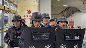 信義分局攜手華南銀行打碎反派老大的電影夢　逼真演練春節防搶防詐（圖／信義分局提供）