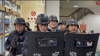 信義分局攜手華南銀行打碎反派老大的電影夢　逼真演練春節防搶防詐（圖／信義分局提供）