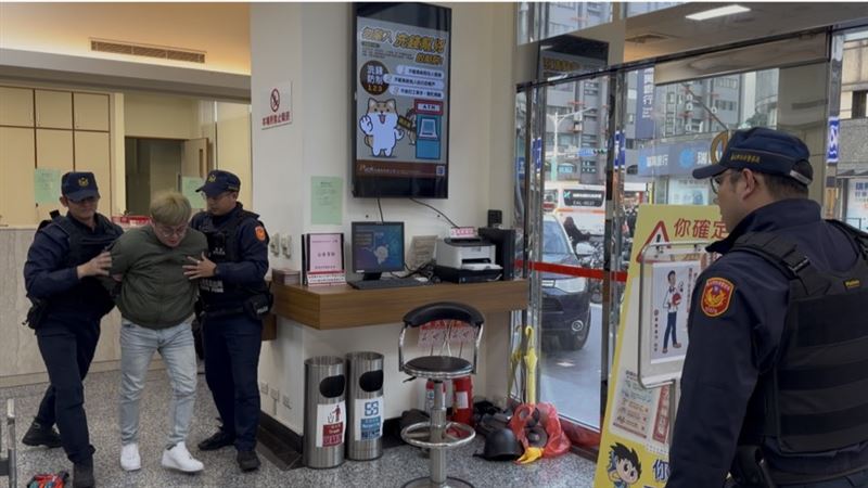 信義分局攜手華南銀行，逼真演練春節防搶防詐。（圖／信義分局提供）