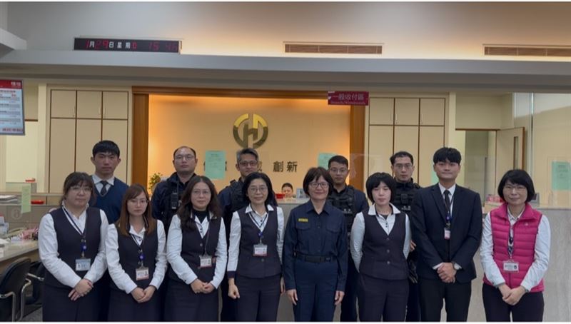 信義分局攜手華南銀行，逼真演練春節防搶防詐。（圖／信義分局提供）