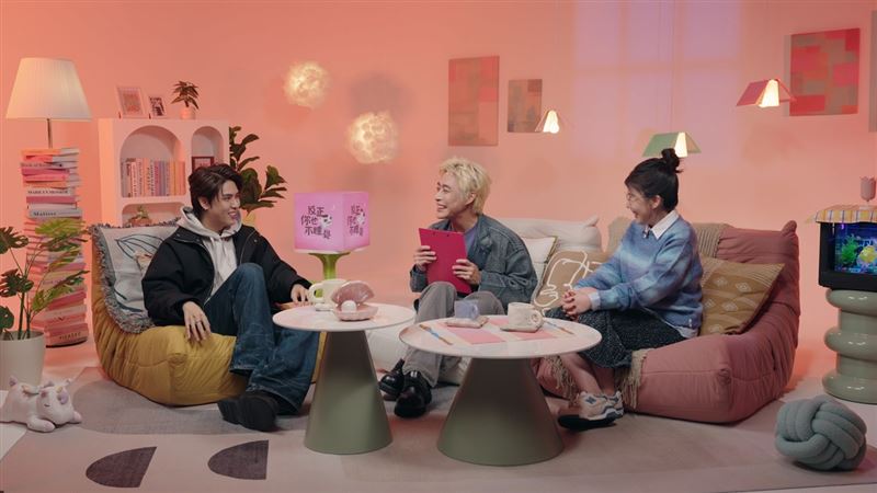 志祺七七（左）陷憂鬱低潮靠當兵「站哨」痊癒 。（圖／小公視提供）