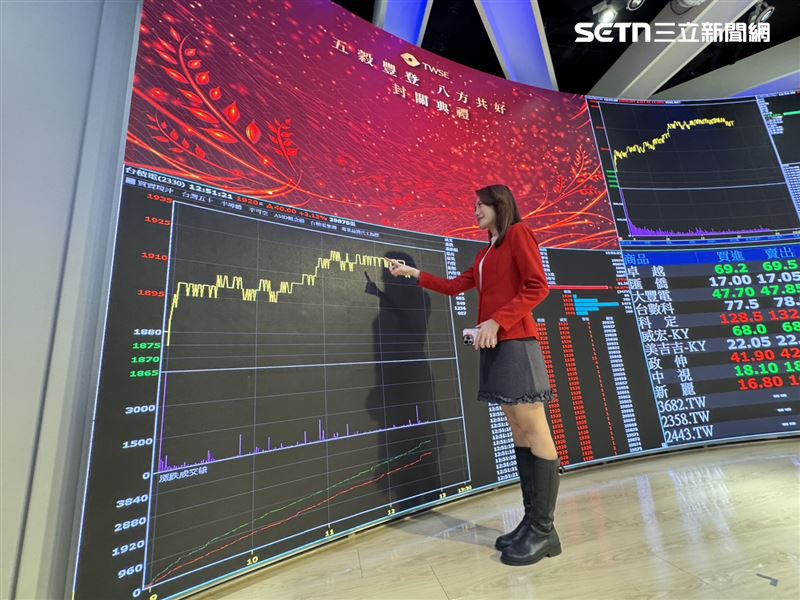 台股蛇年封關創下狂飆萬點的神級紀錄，換算下來全台每位股民平均帳面大賺246萬元。台積電蛇年封關日飆出1925元天價，終場雖收在1915元，但權王領軍全台股民財富大暴增，即便沒神山的股民，也平均賺百萬。（圖／記者師瑞德攝影）