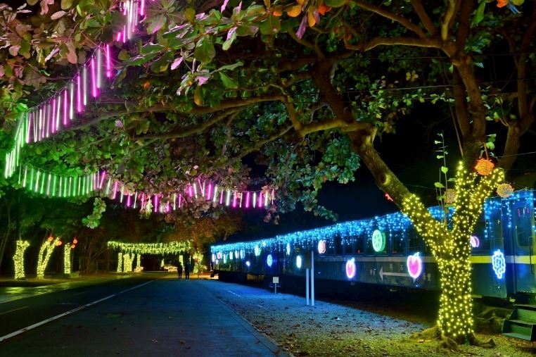 鮮果列車結合繽紛光雕與鮮果霓彩燈，在夜幕中化身絢麗的光影列車。（圖／石岡區公所提供）