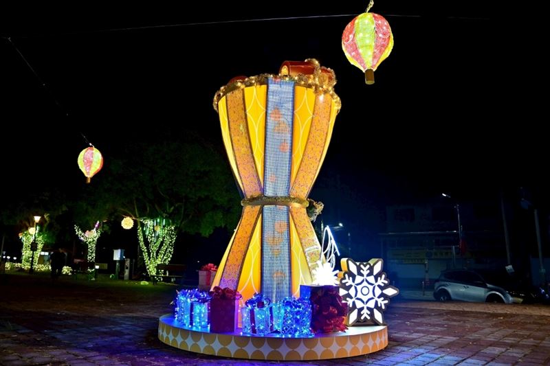 主燈星願沙鐘以水果豐收落下和熱汽球升空的動畫，寓意生生不息永續石岡未來。 （圖／石岡區公所提供）