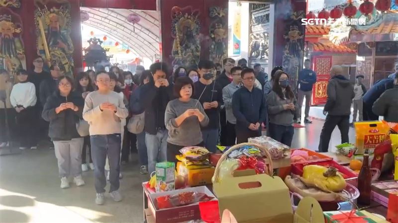 神明添新裝過新年，也幫來參拜的信眾們換個好心情