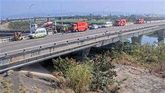 新／烏日砂石車擦撞機車　1人捲車底遭輾