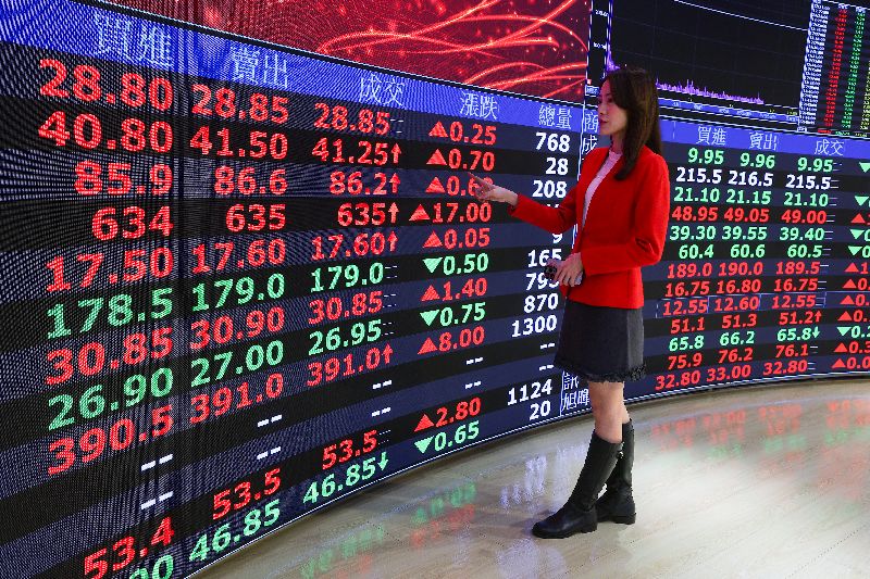 台股農曆蛇年11日封關，在台積電突破1900元關卡助攻下，推升加權指數終場收在33605.71點。(圖／中央社）