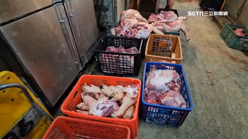 肉攤於地上分裝肉類，食安危機在上升