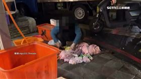 肉攤「地上分裝」豬內臟！民眾直擊憂食安