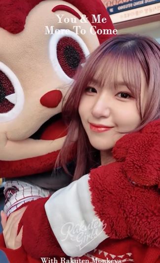 廉世彬摟吉祥物。（圖／翻攝自IG @rakutengirls）