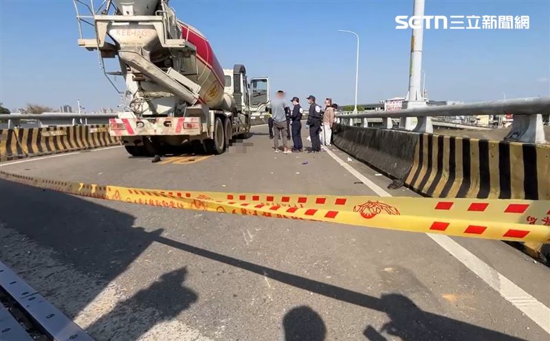 騎車的哥哥當場頭顱破裂慘死，後座的弟弟下半身遭輾重傷。（圖／翻攝畫面）