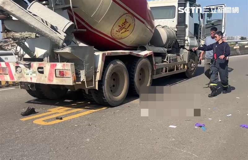 2名23歲男子騎機車雙載，疑遭砂石車追撞，1人捲入車底遭輾過慘死，1人重傷送醫。(圖／翻攝畫面)