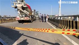 台中，混凝土車與機車，撞擊，2人慘捲車下遭輾，1死1傷，烏日，溪南橋(圖／翻攝畫面)