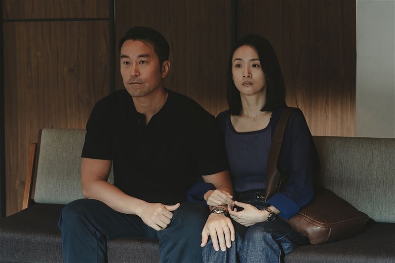 張孝全、林依晨在《深度安靜》中飾演一對相愛的夫妻。（圖／風起娛樂提供）