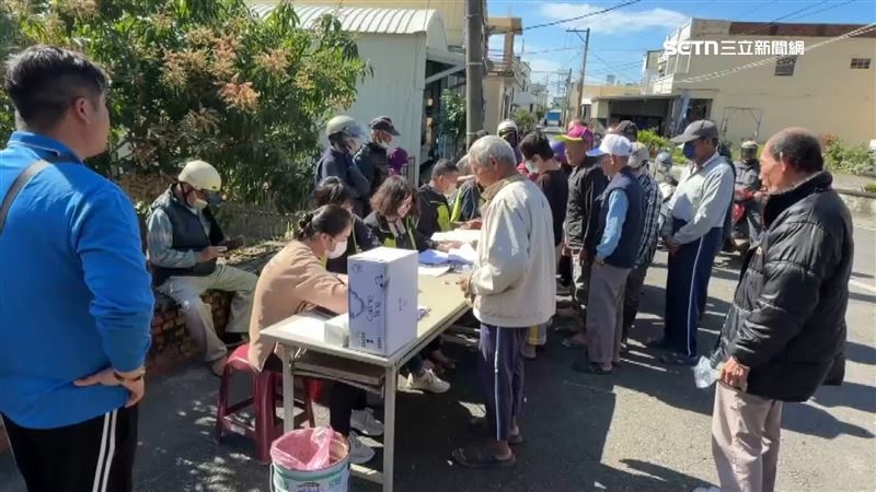 科技董座回饋枋山，發放紅包，湧入眾多民眾
