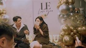 許允樂終於公開當天求婚影片，甜蜜細節全曝光，讓粉絲直呼「根本偶像劇現場」。（圖／翻攝自許允樂Threads）