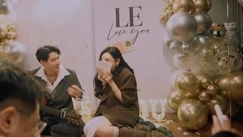 許允樂終於公開當天求婚影片，甜蜜細節全曝光，讓粉絲直呼「根本偶像劇現場」。（圖／翻攝自許允樂Threads）