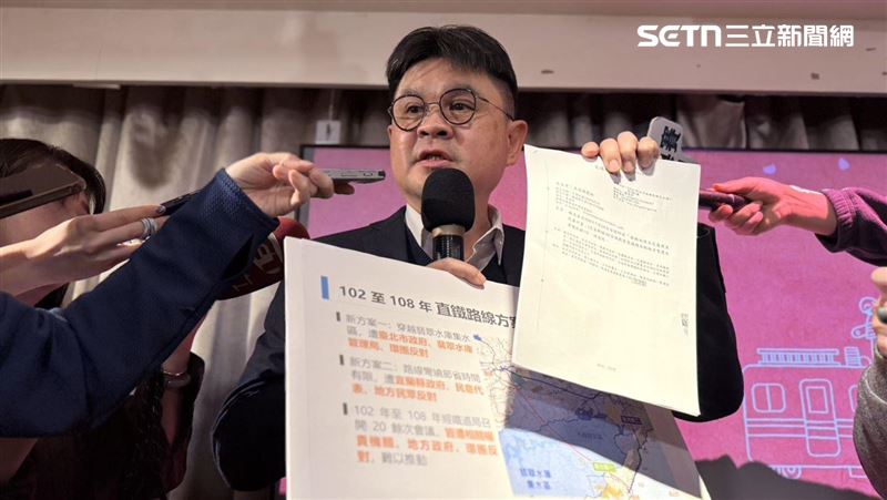 今年2月鐵道局局長楊正君曾就「高鐵延伸宜蘭」及「北宜直鐵替代方案」進行說明。（圖／記者李育道攝影）
