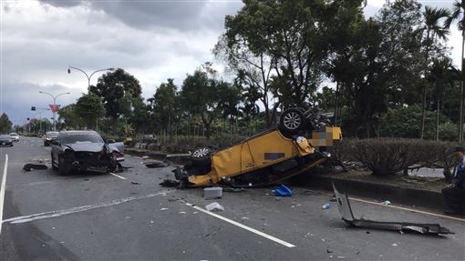 花蓮台9線車禍！保時捷男睡著撞翻計程車