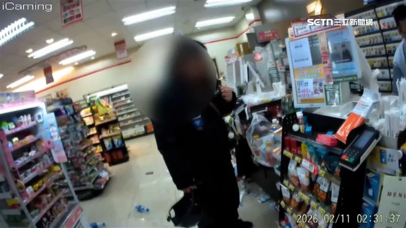 只因為被女子提醒「往旁邊一點」，男子就暴怒抓狂