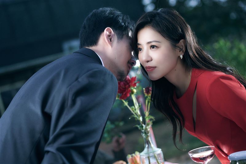 丁噹在MV中與男主角有不少精彩對手戲。（圖／相信音樂提供）