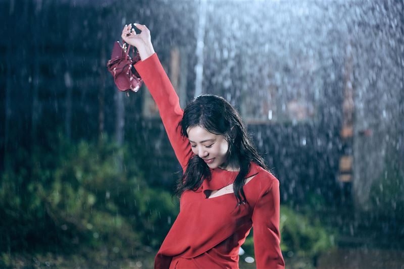 丁噹淋雨詮釋〈猜不透〉灑脫版MV。（圖／相信音樂提供）