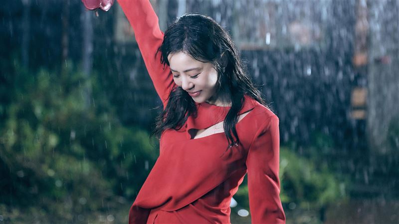 丁噹紅衣淋雨現蹤海邊　路人急勸想開一點