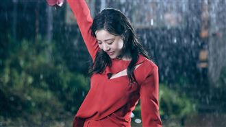 丁噹紅衣淋雨現蹤海邊　路人急勸想開一點